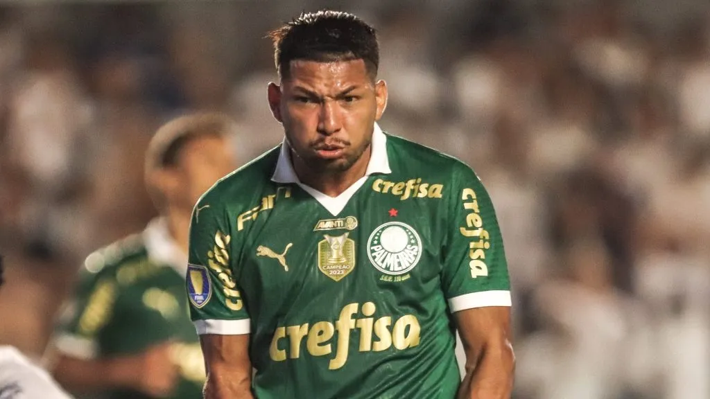 Rony jogador do Palmeiras lamenta durante partida contra o Santos no estadio Vila Belmiro pelo campeonato Paulista 2024. (Foto: Reinaldo Campos/AGIF)