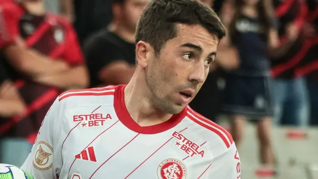 De Pena se manifesta sobre informação de rescisão de contrato com o Internacional. Foto: Robson Mafra/AGIF