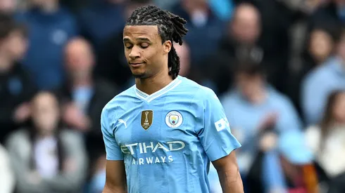 Aké se machucou contra o Arsenal (Foto: Michael Regan/Getty Images)