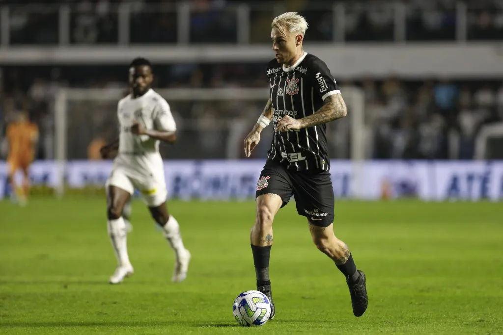 Roger Guedes enfrentando o Santos (Photo by Ricardo Moreira/Getty Images)