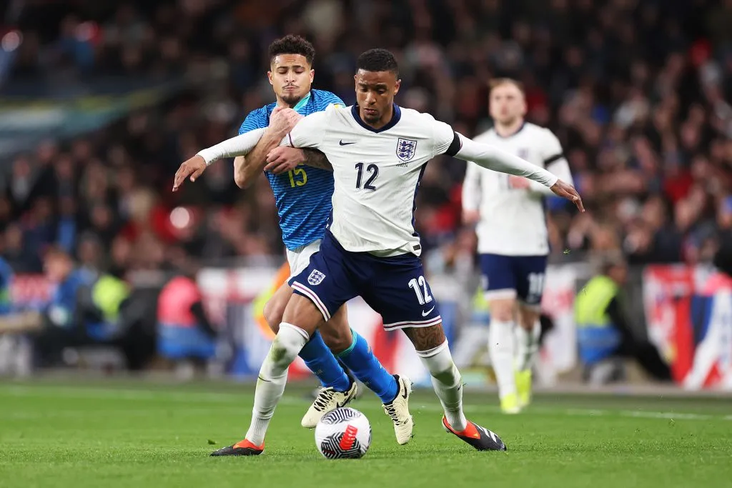 João Gomes contra a Seleção da Inglaterra. (Photo by Catherine Ivill/Getty Images)