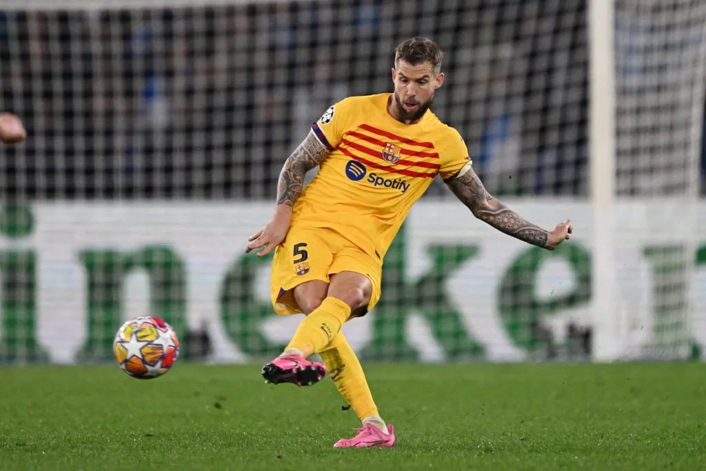 Defensor chegou em 2023 ao Barcelona (Foto: Francesco Pecoraro/Getty Images)