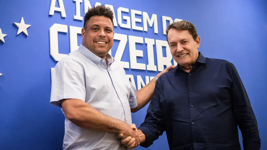 Pedrinho aperta mão de Ronaldo ao comprar o Cruzeiro do ex-jogador