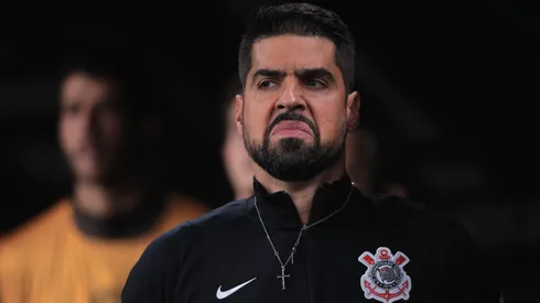 António Oliveira terá desfalque por até oito jogos no Corinthians.