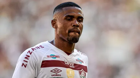Ex-Grêmio, Douglas Costa é procurado por novo clube e pode deixar o Fluminense.