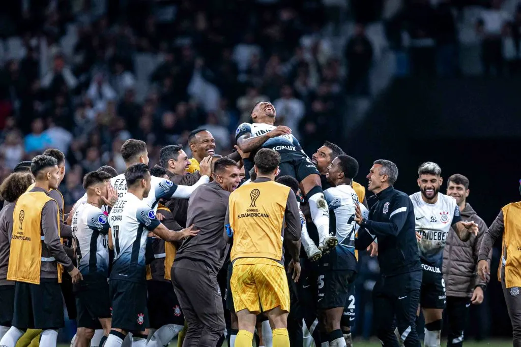 Jogadores do Corinthians se despedem de Paulinho. Foto: Leonardo Lima/AGIF