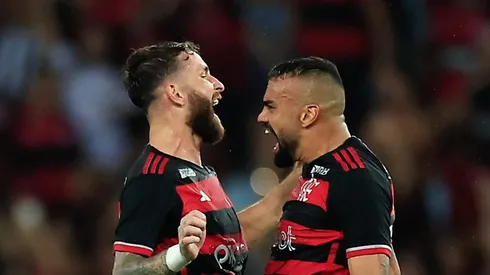 Léo Pereira comemora com Fabrício Bruno. Foto: Buda Mendes/Getty Images