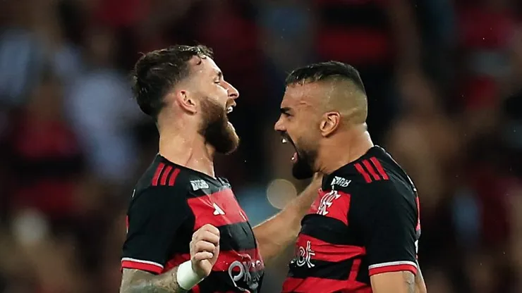 Léo Pereira comemora com Fabrício Bruno. Foto: Buda Mendes/Getty Images