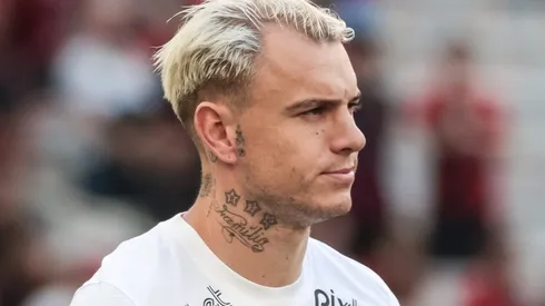 Roger Guedes pode voltar ao Brasileirão para jogar em rival do Corinthians. Foto: Robson Mafra/AGIF