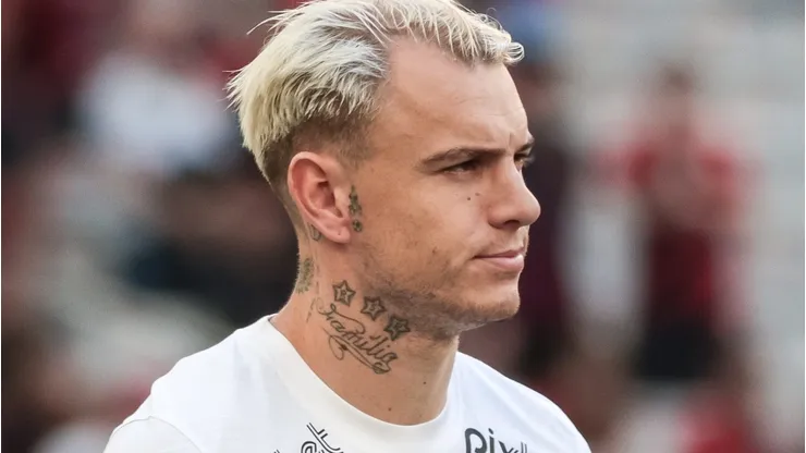Roger Guedes pode voltar ao Brasileirão para jogar em rival do Corinthians. Foto: Robson Mafra/AGIF