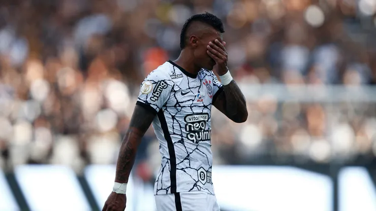 Paulinho em jogo pelo Corinthians