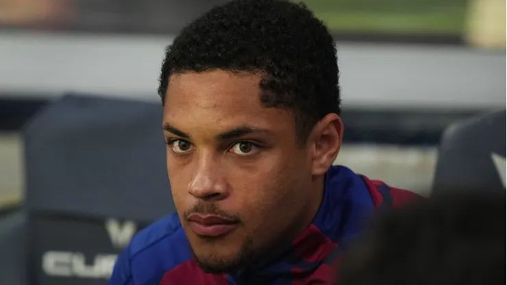 Arsenal prepara oferta milionária para tirar Vitor Roque do Barcelona.