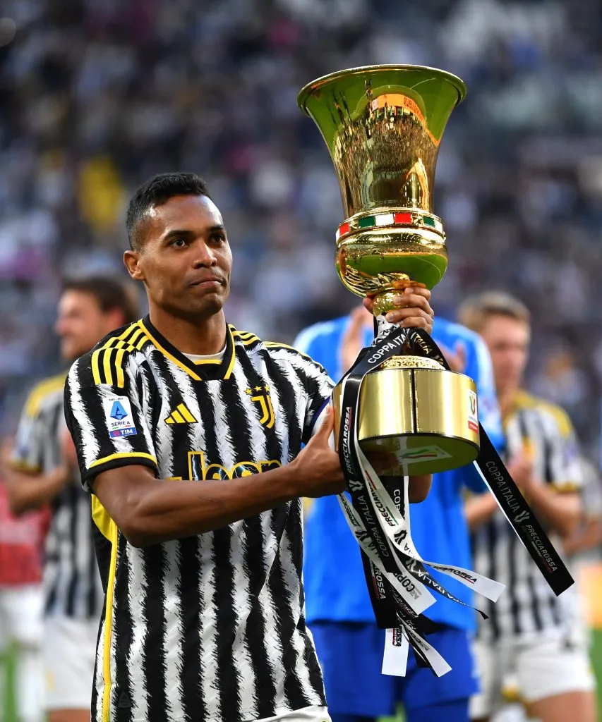 Alex Sandro se despediu da Juventus e foi homenageado pelo clube. (Photo by Valerio Pennicino/Getty Images)