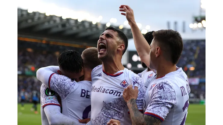 Atletas da Fiorentina celebraram avanço na Conference League contra o Club Brugge (Foto: Dean Mouhtaropoulos/Getty Images)