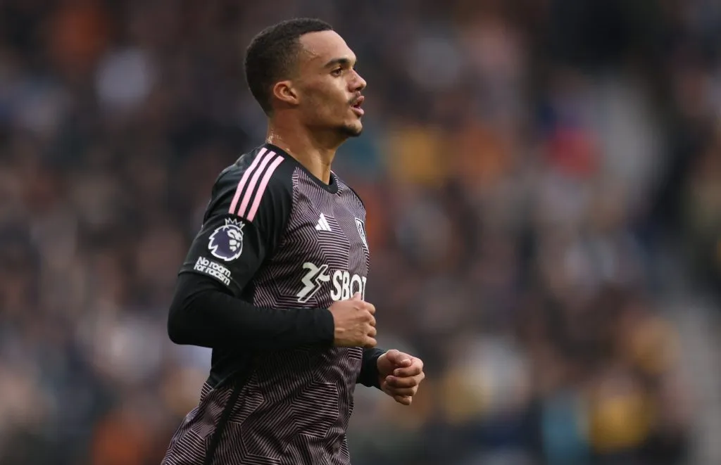 Antonee Robinson em ação com a camisa do Fulham, pela Premier League deste ano. Foto: Nathan Stirk/Getty Images.