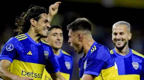 Aaron Anselmino,do Boca Juniors ao lado de Cavani. (Photo by Marcelo Endelli/Getty Images)