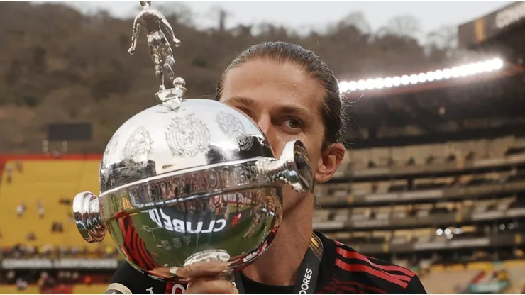 Filipe Luís com a taça da Libertadores. Foto: Buda Mendes/Getty Images