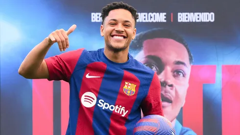 Vitor Roque em apresentação no Barcelona