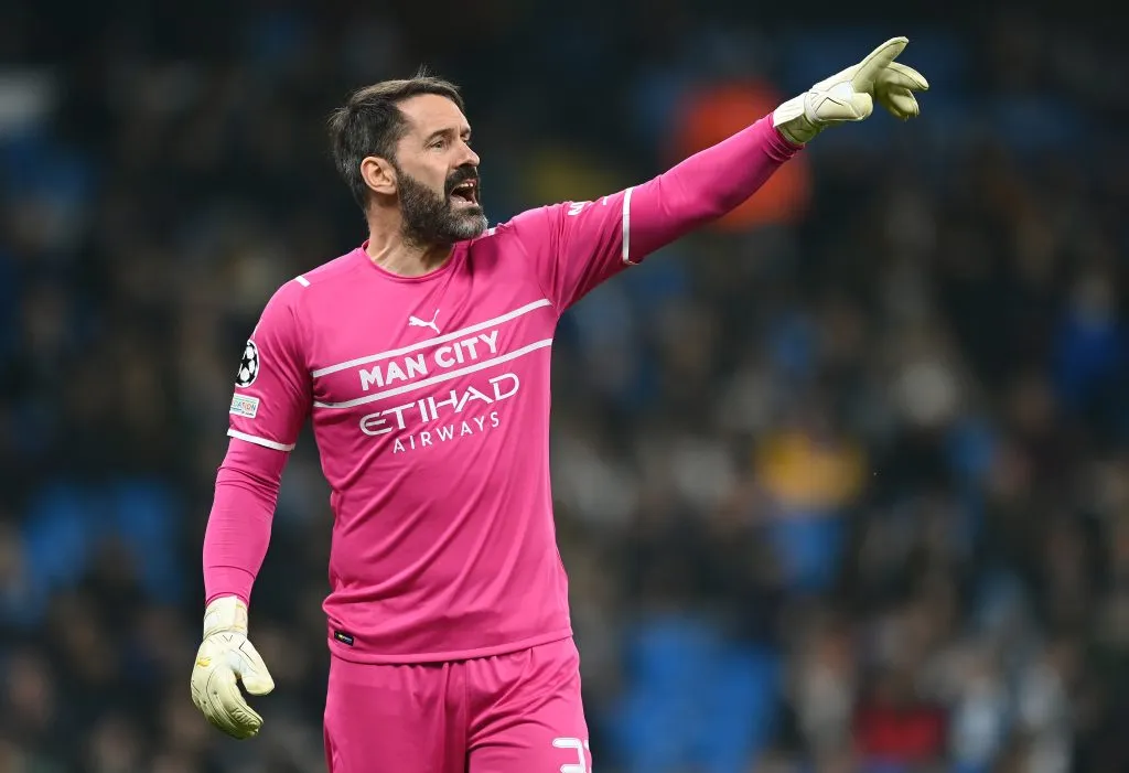 Scott Carson atuando contra o Sporting, pela Liga dos Campeões de 2021/22. Foto: Shaun Botterill/Getty Images.