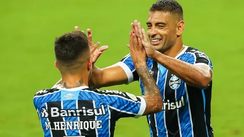 Matheus Henrique quando atuava pelo Grêmio ao lado de Diego Souza. Foto: Pedro H. Tesch/AGIF