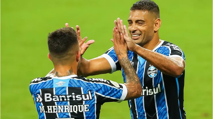Matheus Henrique quando atuava pelo Grêmio ao lado de Diego Souza. Foto: Pedro H. Tesch/AGIF