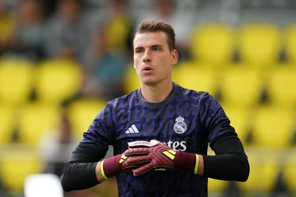 Lunin deve deixar o Real Madrid (Photo by Alex Caparros/Getty Images)