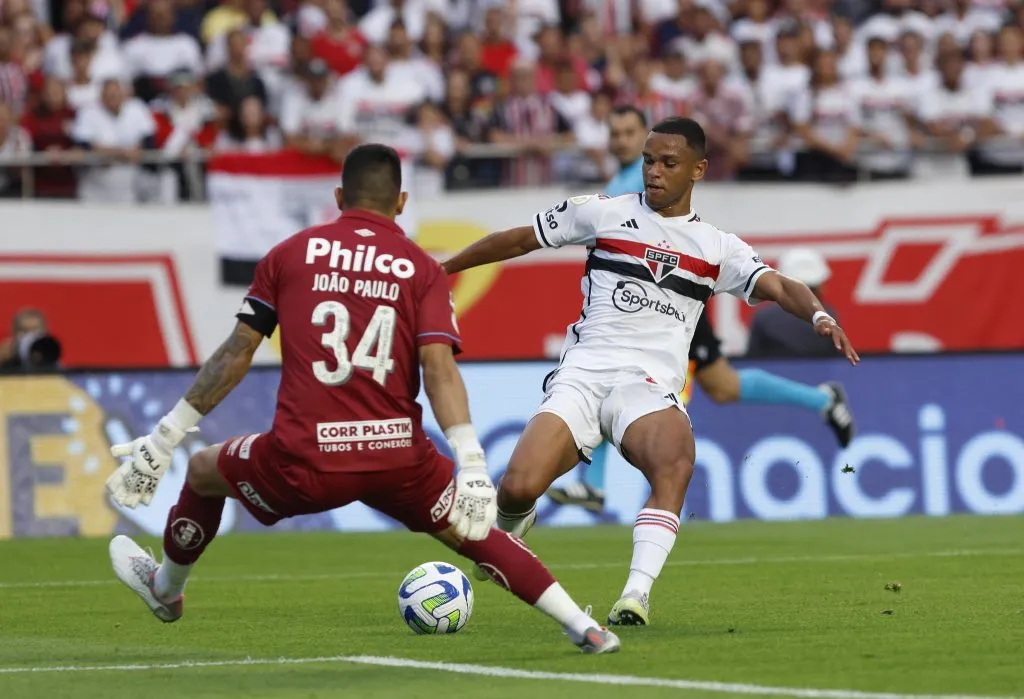 Juan segue bem avaliado pelo treinador (Foto: Rubens Chiri / saopaulofc.net / Divulgação)