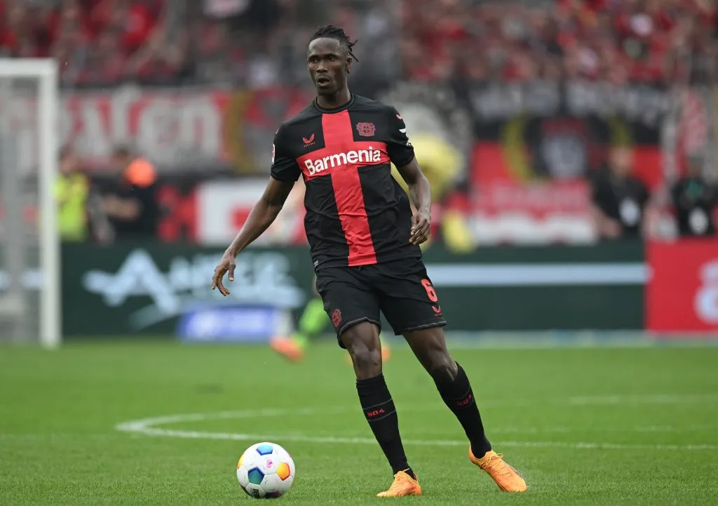 Odilon Kossounou pelo Bayer Leverkusen. (Photo by Stuart Franklin/Getty Images)