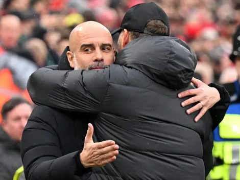 Klopp puxa coro e deixa Guardiola emocionado em sua despedida
