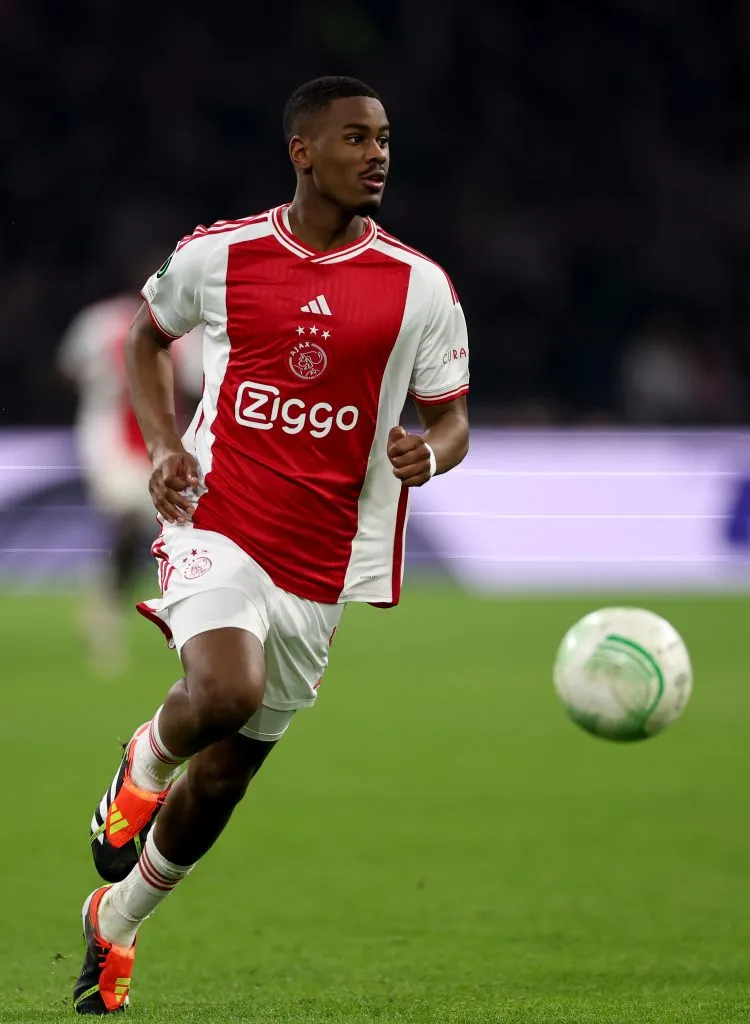 Jorrel Hato em ação pelo Ajax. Jogador entrou na mira do United (Photo by Lars Baron/Getty Images)