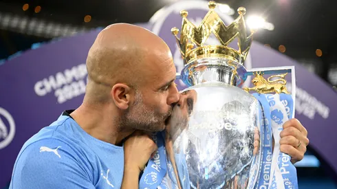 Guardiola com a taça da Premier League