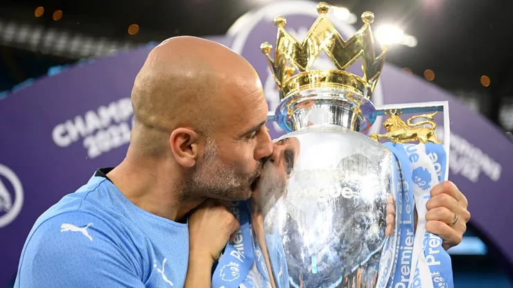 Guardiola com a taça da Premier League