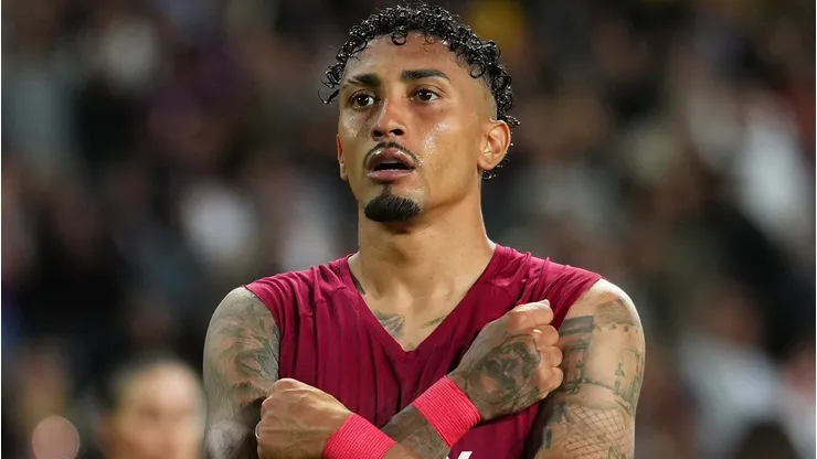 Raphinha, do Barcelona, tem aprovação imediata para assinar com time da Premier League. (Photo by Alex Caparros/Getty Images)