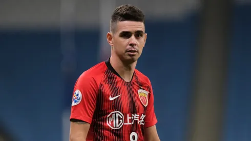 Oscar, alvo de Flamengo e Internacional, atuando no futebol chinês.
