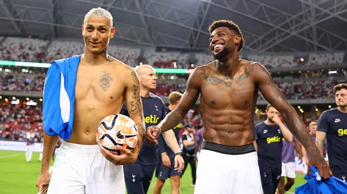 Richarlison e Emerson Royal juntos após jogo