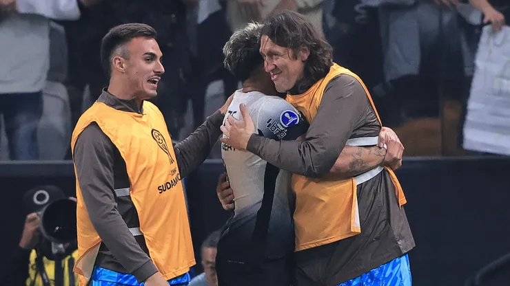 Cássio comemorando gol de Yuri Alberto
