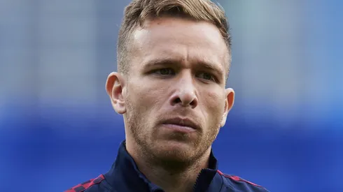 Gigante do Brasileirão prepara proposta pelo meio-campista Arthur, ex-Barcelona e Grêmio (Photo by Juan Manuel Serrano Arce/Getty Images)