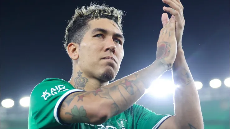 Roberto Firmino, do Al-Ahli, abre conversas para assinar com grande potência do Brasileirão. (Photo by Yasser Bakhsh/Getty Images)