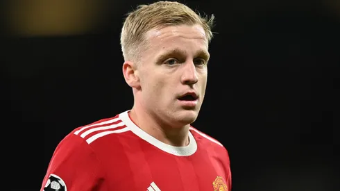 Van de Beek pode ajudar o United a trazer Dumfries, segundo portal (Photo by Gareth Copley/Getty Images)