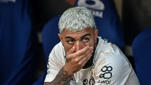 Gabigol, no banco de reservas do Flamengo, sem receber chances. Foto: Thiago Ribeiro/AGIF