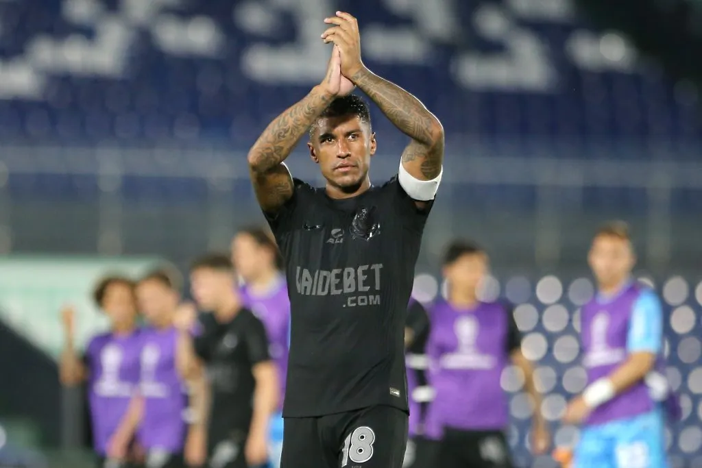 Paulinho pelo Corinthians em 2024. (Photo by Christian Alvarenga/Getty Images)