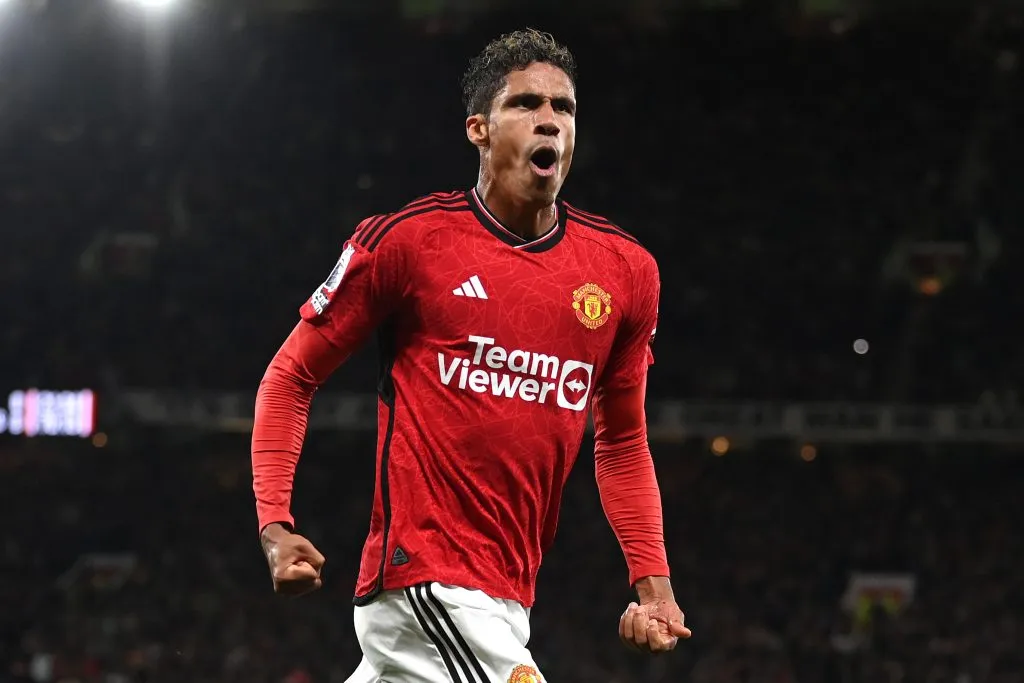 Raphael Varane, alvo do Chelsea, atuando com a camisa do United. Foto: Gareth Copley/Getty Images