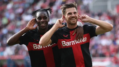 Jonas Hofmann e Jeremie Frimpong comemorando em jogo do Bayer.
