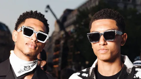 Irmãos Bellingham juntos na Paris Fashion Week. Foto: Pierre Mouton/Getty Images