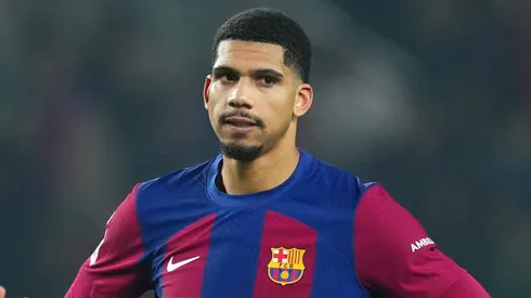 Ronald Araújo vive situação incômoda no Barcelona, segundo portal. (Photo by Alex Caparros/Getty Images)