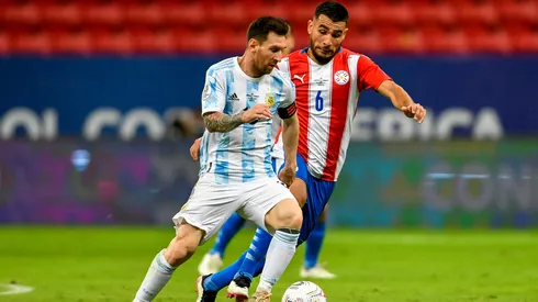 Junior Alonso marcando Lionel Messi