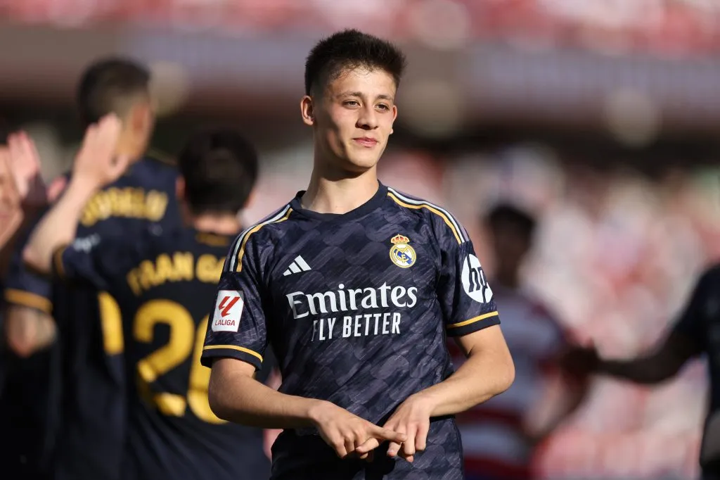 Arda Güler em ação pelo Real Madrid. (Photo by Clive Brunskill/Getty Images)