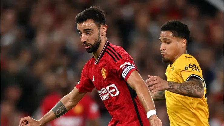 Bruno Fernandes e João Gomes disputam bola na Premier League. Foto: Gareth Copley/Getty Images