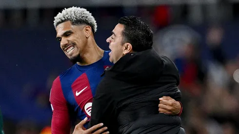 Xavi se manifestou sobre o futuro de Araújo no Barcelona (Foto: David Ramos/Getty Images)