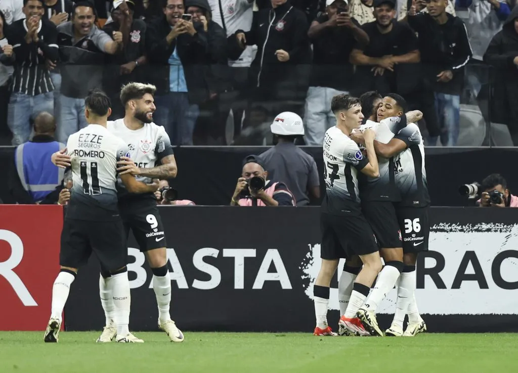 Jogadores do Corinthians celebrando o gol de Wesley.  (Photo by Alexandre Schneider/Getty Images)